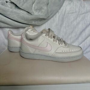 Nike Women's Sneakers in White and Pink